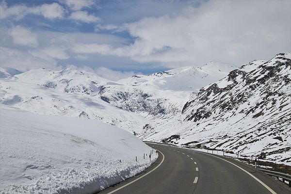 dashed lines on road feel like you are moving around corner